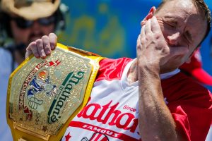 Homem come 71 cachorros-quentes em 10 minutos e vence concurso nos EUA