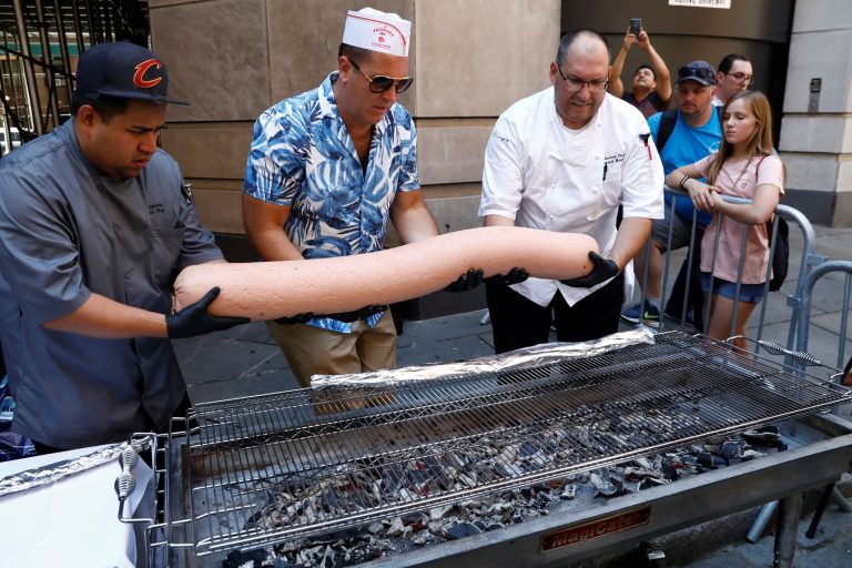 Nova York tenta recorde com cachorro-quente de 29,9 kg