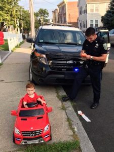 Menino de 1 ano é ‘detido’ por dirigir sem carteira nos EUA